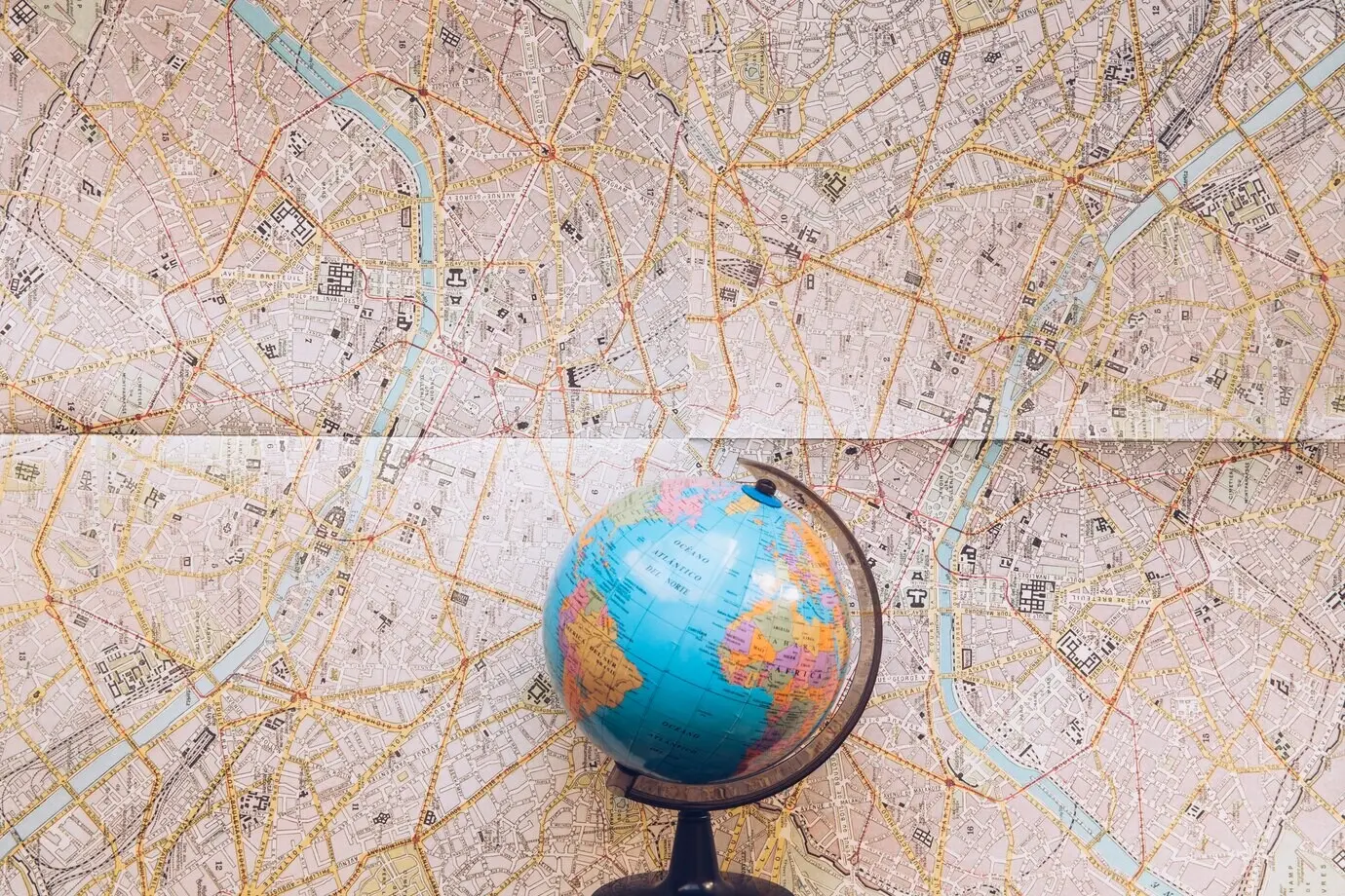 Auf einer Karte platzierter Globus