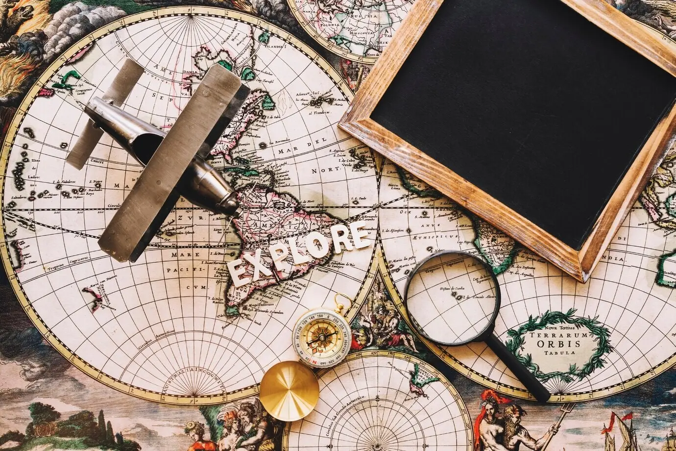 Kreidetafel in der Nähe von touristischem Zeug auf einer Karte