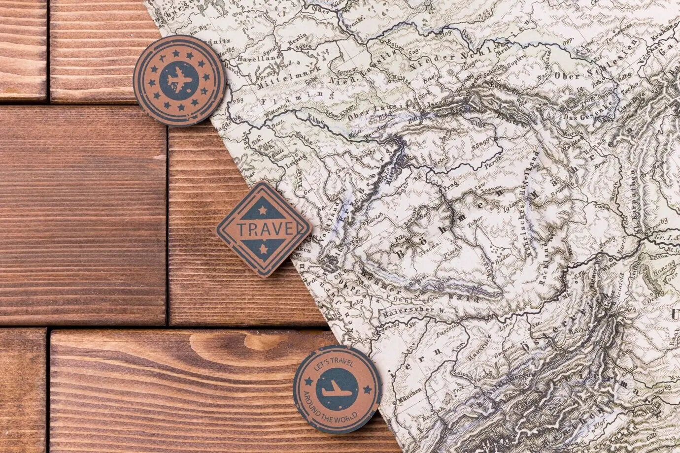 Draufsicht auf Welttourismustag-Logos mit Weltkarte.