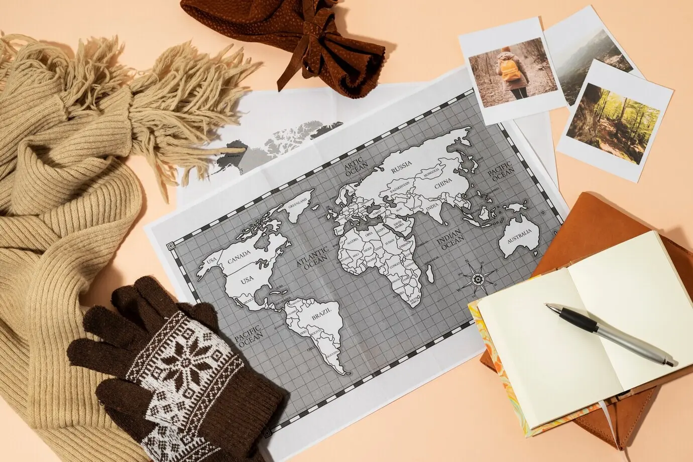 Draufsicht auf Elemente zum Thema Abenteuer und Reisen