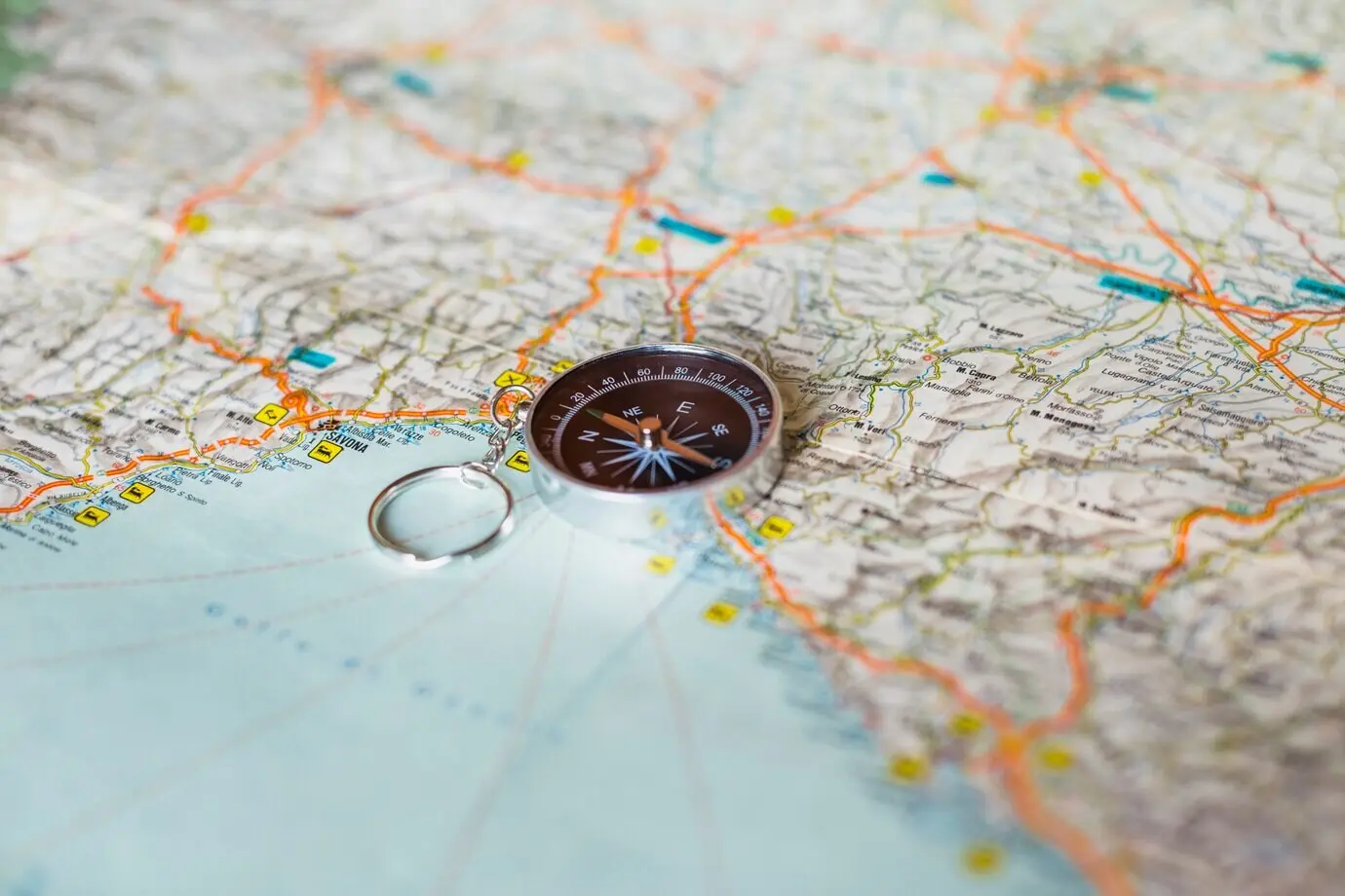 Reisekonzept mit Karte im Hintergrund